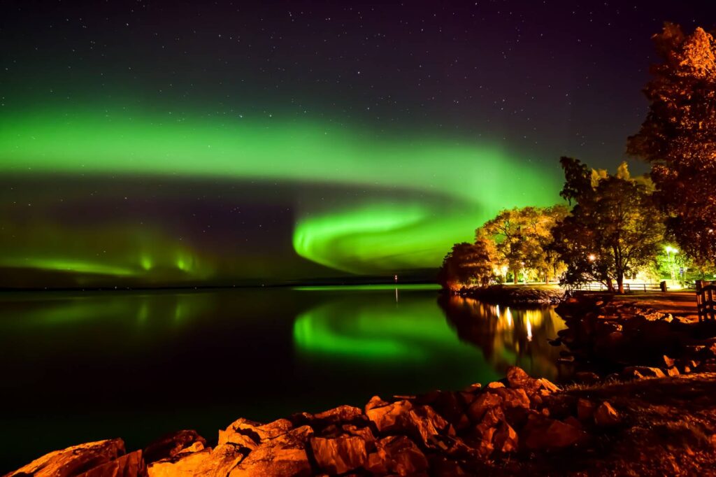 De Aurora Borealis weerspiegeld in een meer in Tampere, de Lapinniemi Area