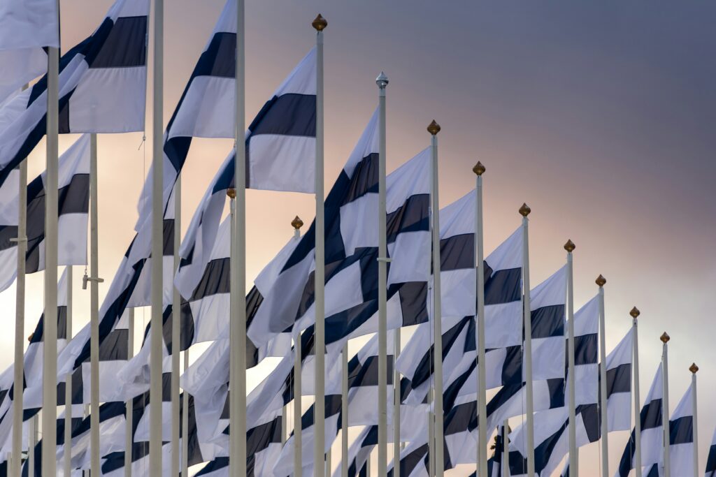 Een zee van Finse vlaggen wapperend in de wind