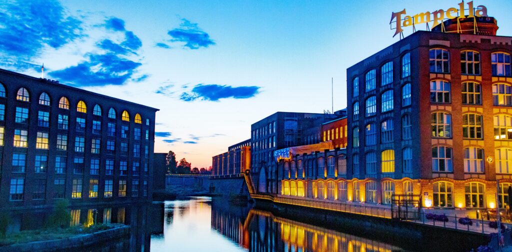 Historisch fabrieksgebouw in Tampere bij zonsondergang