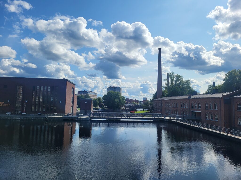Historische bakstenen fabrieksgebouwen langs het water in Tampere