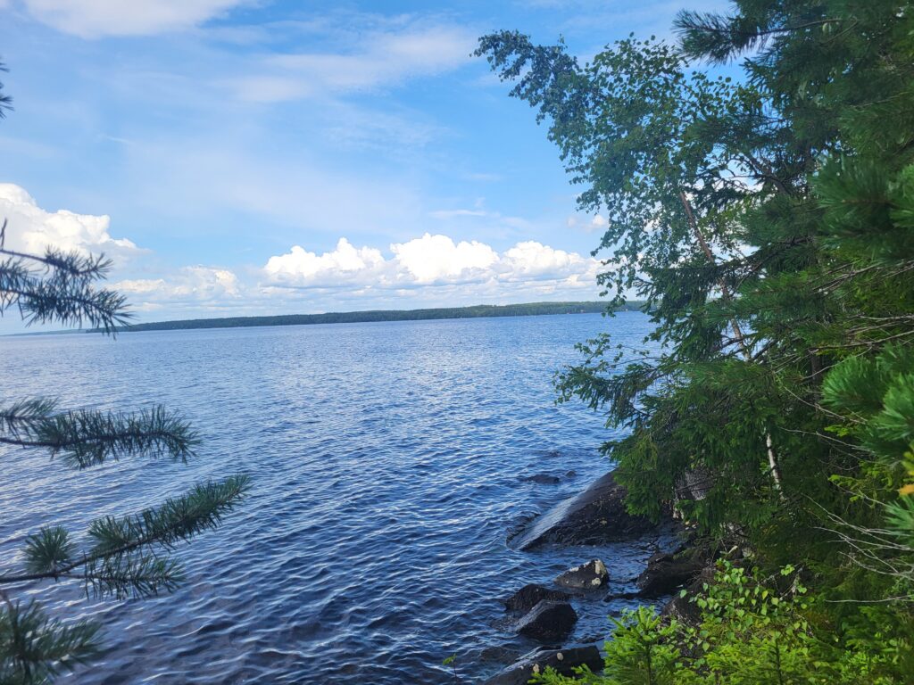 Rustplek aan het water in Tampere met uitzicht op het meer