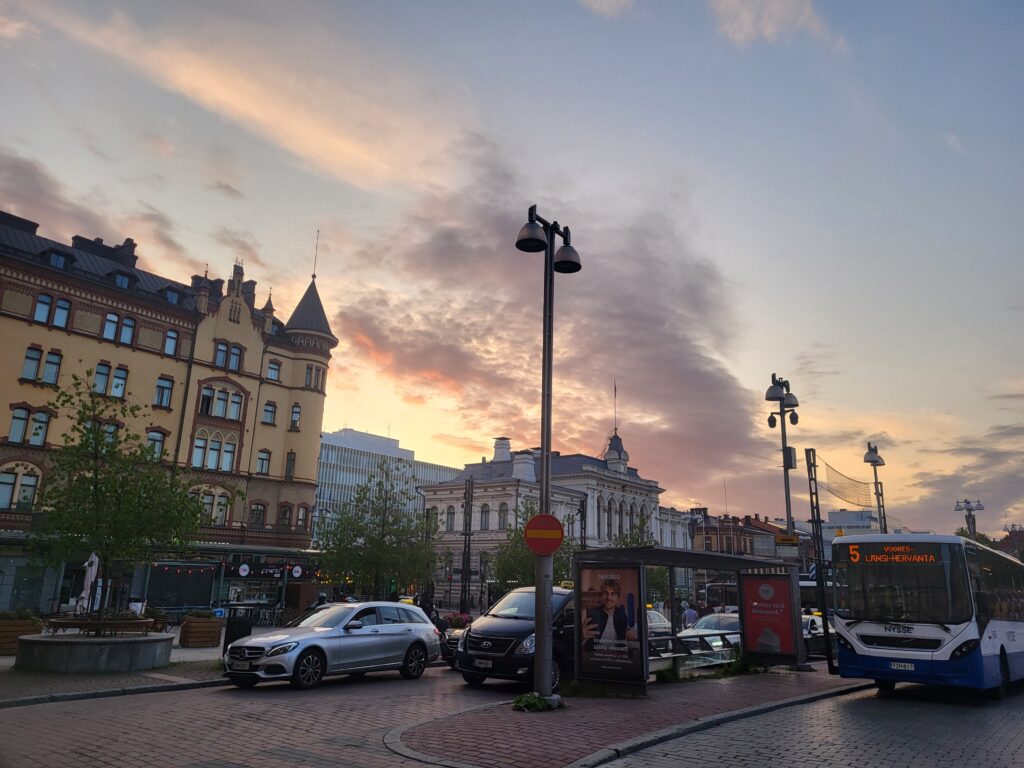 De skyline van Tampere bij zonsondergang