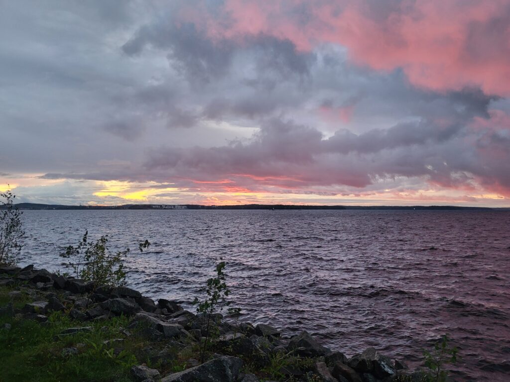 Mooie avondlucht boven Tampere