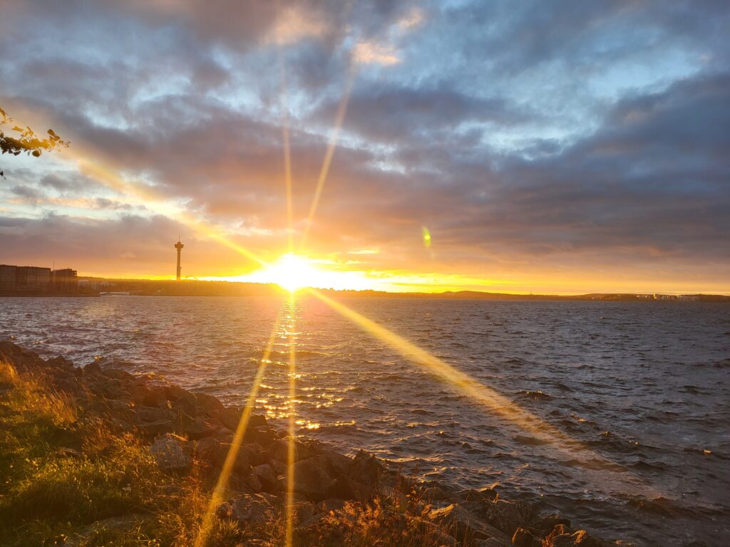 Kleurrijke zonsondergang boven Tampere