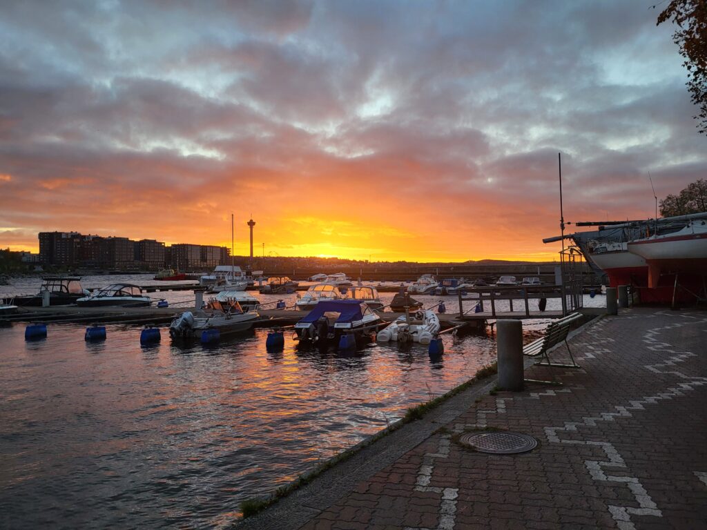 Zonsondergang bij de haven van Tampere